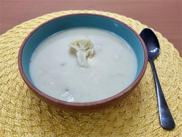 מרק כרובית קרמי מ-4 מרכיבים בלבד קל להכנה וטעים מאוד