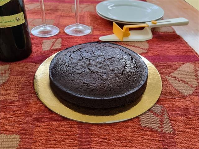 עוגת שוקולד עם יין אדום וסירופ יין אדום בתבנית 18 ס"מ