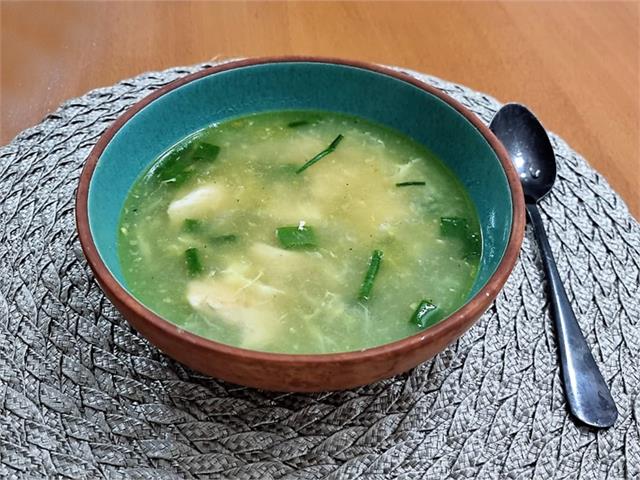 מרק עוף עם נטיפי ביצה לשניים