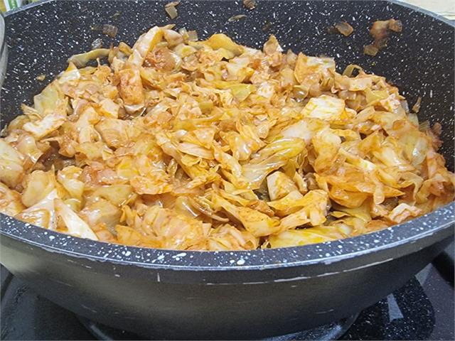 כרוב מאודה ברוטב עגבניות קל להכנה וטעים מאוד