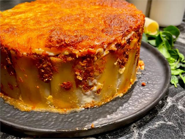 עוגת פסטה ריגטוני או קנלוני עם רוטב בולונז, פשטידת פסטה בולונז 