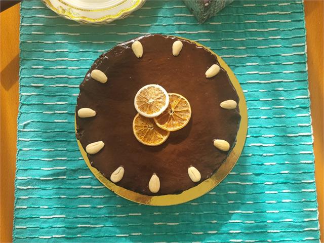 עוגת שוקולד סטליני ואגוזים ללא אפייה מעוטרת בהדרים ושקדים הכי טעימה וקלה להכנה 