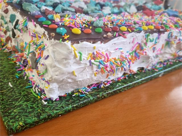 ציפוי עוגה בחושה במרנג פשוט עם חלבונים וסוכר