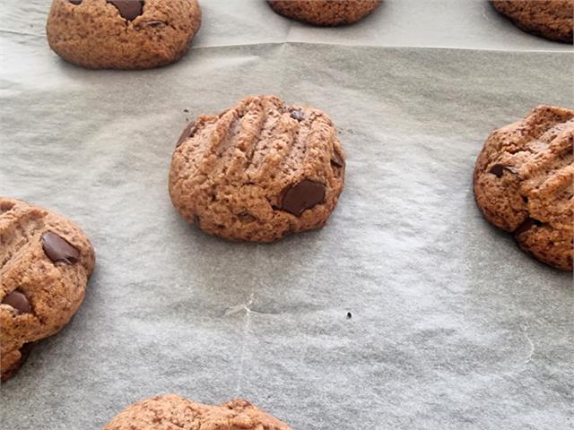 עוגיות ממרח שקדים ושוקולד צ'יפס ללא גלוטן 