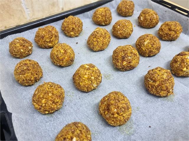 קציצות טופו וקמח עדשים הכי טעימות בעולם ברוטב עגבניות עסיסי