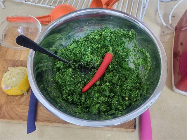 ממרח פטרוזיליה תוספת בריאה וטעימה ב-5 דקות עבודה