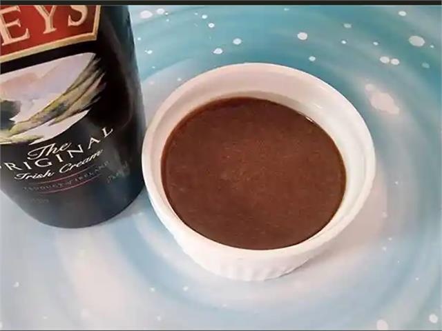 מוס שוקולד עם אייריש קרים