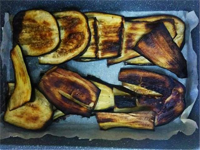 פרוסות חציל קלויות בתנור