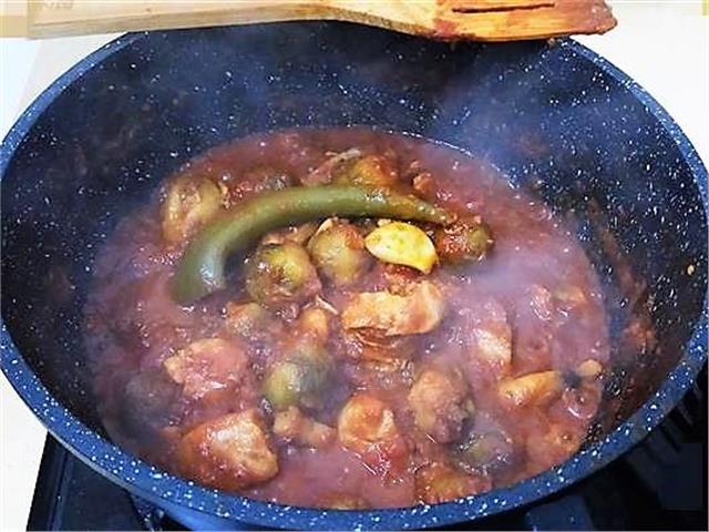 תבשיל חזה עוף ברוטב עגבניות, ניצני כרוב ופטריות