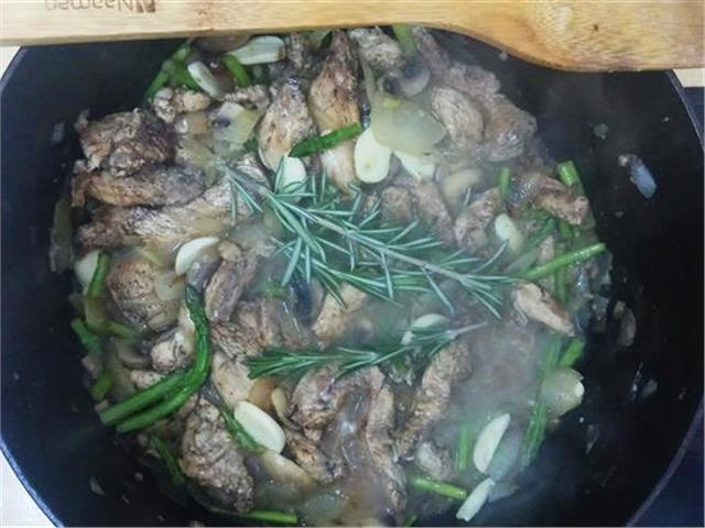 תבשיל חזה עוף עם אספרגוס ורוזמרין