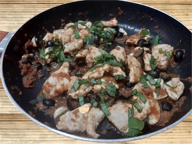 פרוסות חזה עוף עם אנשובי, עגבניות וזיתים שחורים