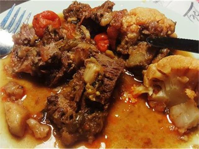 תבשיל חזה בקר עם ירקות שורש וכרובית