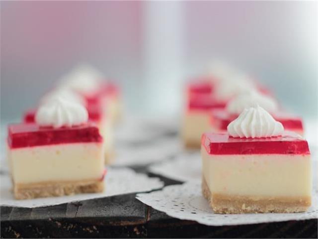 עוגת גבינה עם ג'לי ושזיפים