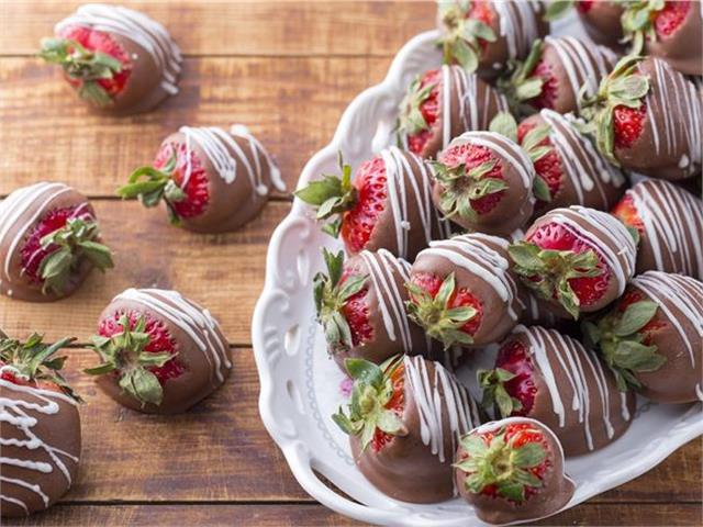 תותים מצופים בשוקולד