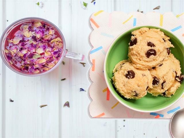 כדורי בצק עוגיות ללא אפייה. כדורי בצק עוגיות שוקולד צי'פס