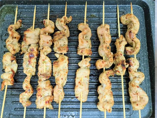 שיפודי חזה עוף למנגל מתובלים בתערובת ג'ולוף, מעדן עוף מהמטבח האפריקאי