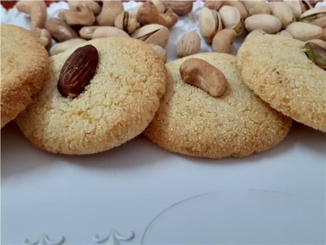 עוגיות סולת עם אגוזים