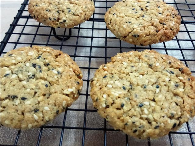 עוגיות שיבולת שועל עם שומשום ודבש