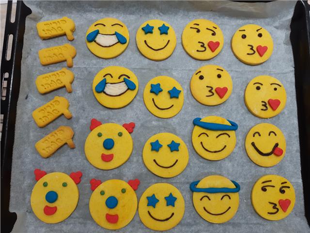 עוגיות סוכר אימוג'י לחג הפורים הכי מגניבות וטעימות