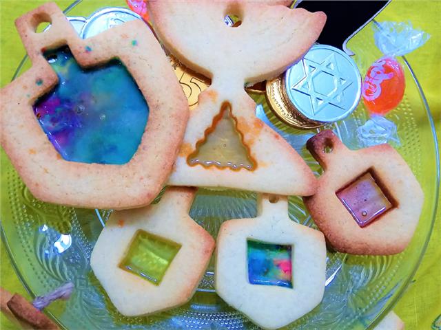 עוגיות לחג החנוכה, עוגיות עם חלונות צבעוניים לחג החנוכה