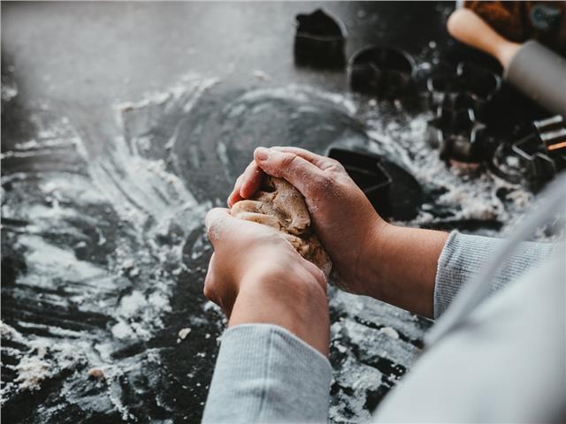 חנוכיה עשויה עוגיות מלח, עוגיות לקישוט בלבד, עוגיות מלח