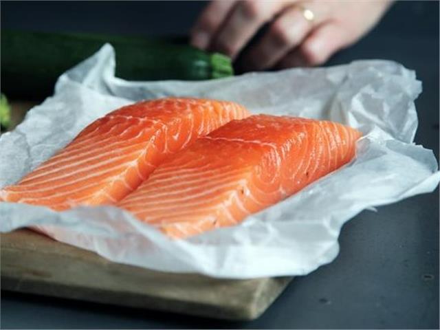 דג סלמון אפוי בקלות בתנור