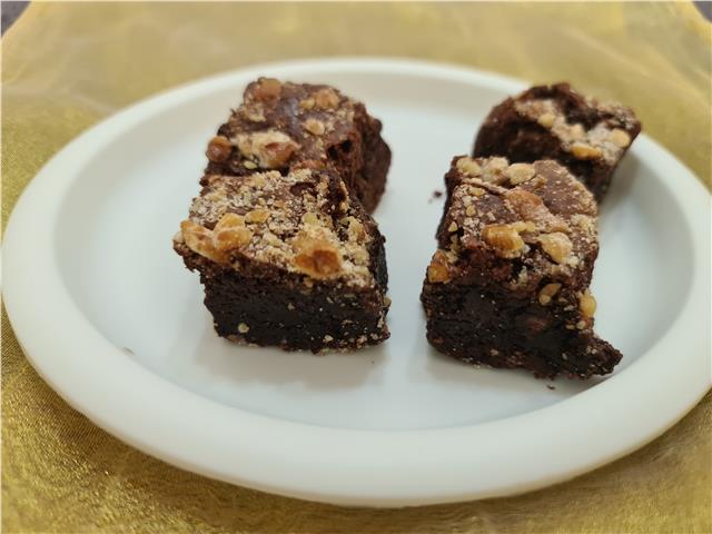 בראוניז עסיסים עם אגוזי לוז