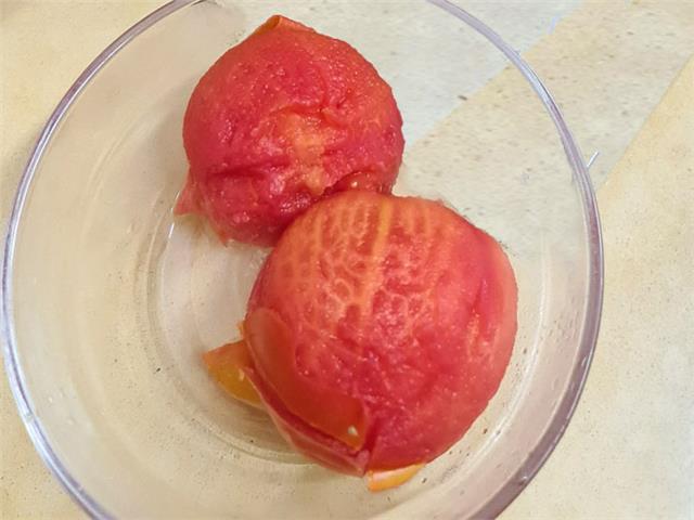 איך חולטים עגבניות? אך מקלפים עגבניות?