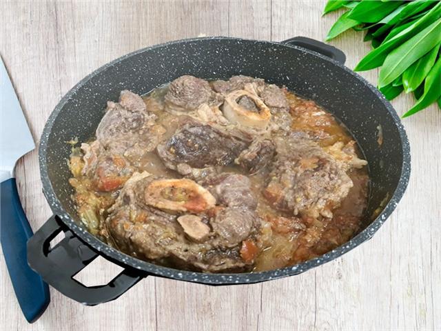 אוסובוקו קלאסי עם יין לבן