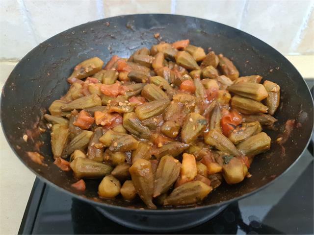 במיה ברוטב עגבנית, הגרסה הפקיסטנית