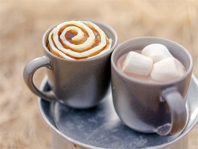 עוגת רול קינמון במאג מוכנה במיקרוגל תוך פחות מדקה